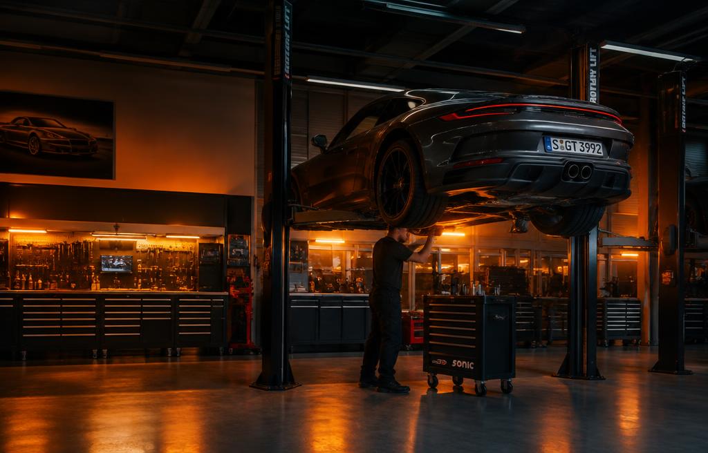 Sportwagen auf der Hebebühne in der Werkstatt